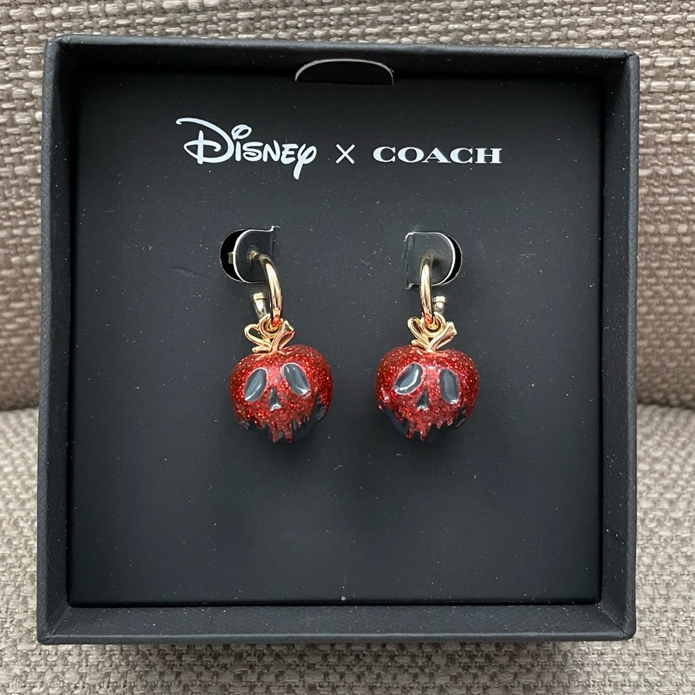 COACH x DISNEY Villain Poison Apple Huggies Earrings gold/red style CD812